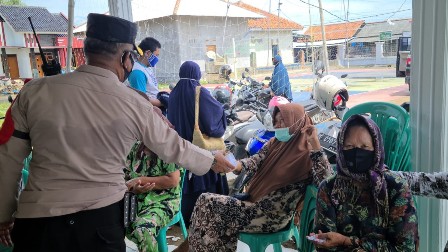 Banyak yang Belum Sarapan,Kapolsek Bagi-bagi Nasi Bungkus