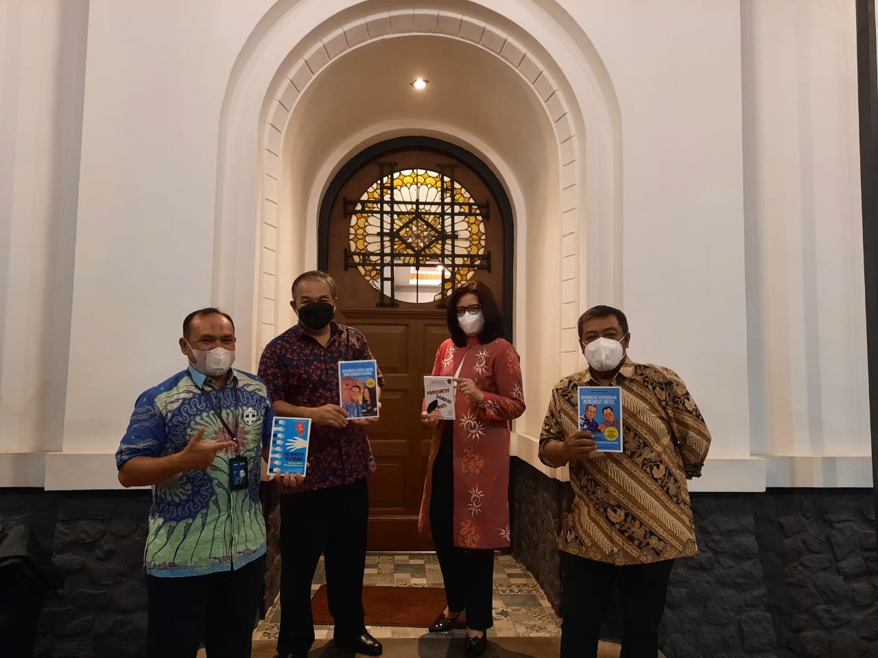 Pemimpin BNI Wilayah Bandung Borong Buku Trilogi The Power of Silaturahim Karya Dr Aqua Dwipayana