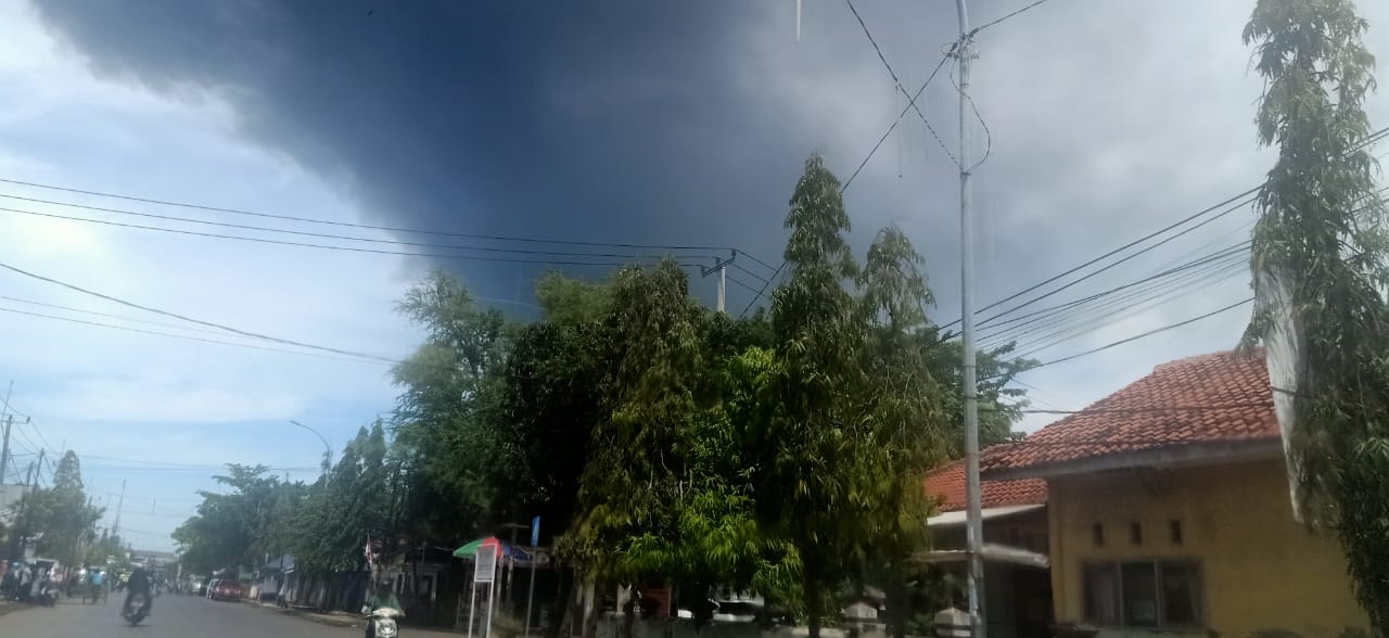 Langit Kota Indramayu Gelap karena Asap Kebakaran di Kilang, Sebagian Pilih Mengungsi ke Cirebon