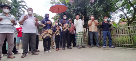 Didoakan Sesepuh, Keluar-Masuk Lewat Pintu Belakang