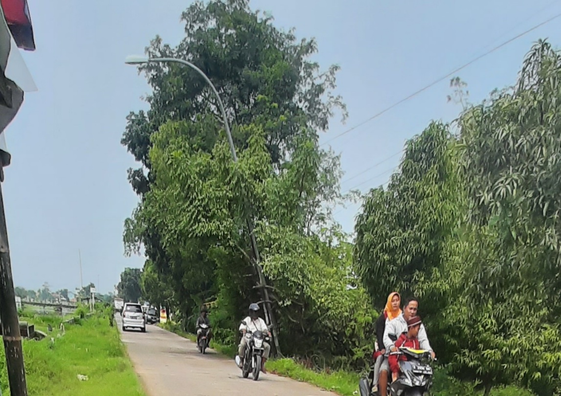 Pengguna Jalan Waswas dengan Tiang PJU Miring