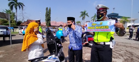 Samsat-Polres Baksos Bagikan Masker Gratis