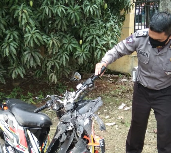 Motor Dilindas Truk, Pengemudi Wanita Terpental dan Luka Berat