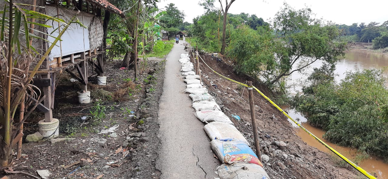 Jalan Desa Pagedangan Longsor karena Tergerus Sungai Cimanuk