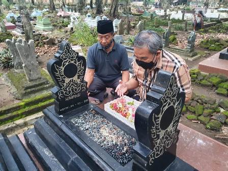 Dr Aqua Ziarah ke Makam Orangtua Kapolda,  Dofiri Ucapkan Terima Kasih