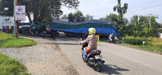 Truk Kontainer Bermuatan Kertas Tutup Jalan Pantura Lama