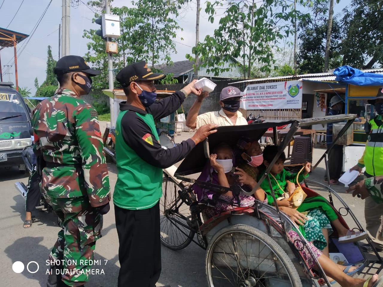 RAPI Indramayu Bagikan Masker dan Nasi Kotak