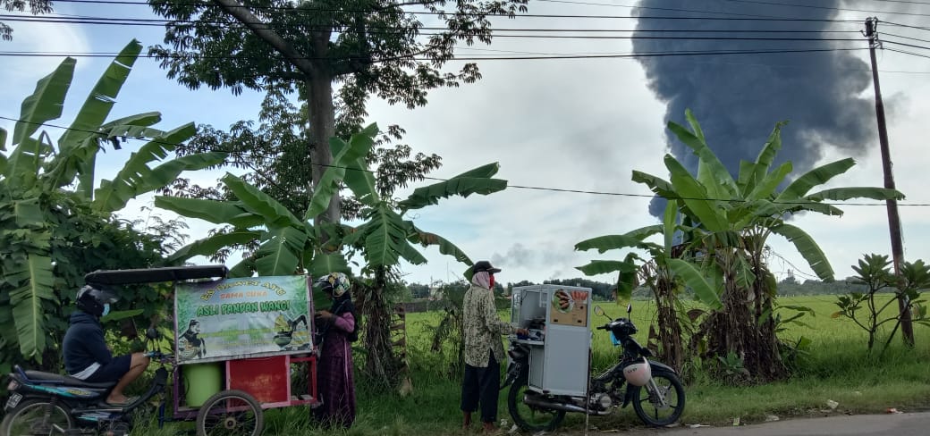 Tangki Kilang Minyak Balongan Kebakaran, Warga Malah Berwisata Lihat Kepulan Asap