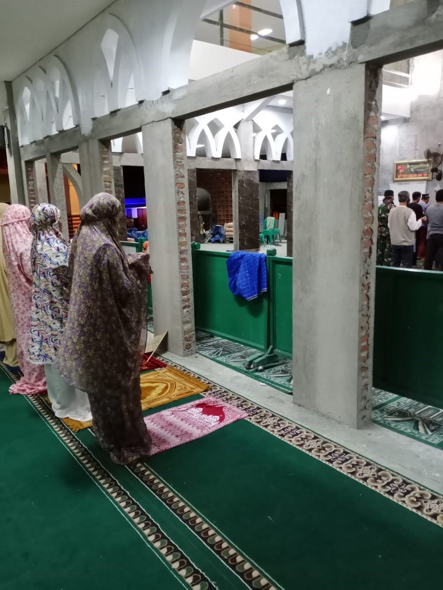 Temui Warga, Bupati Nina “Bersuling” di Tengah Kepulan Asap Kebakaran