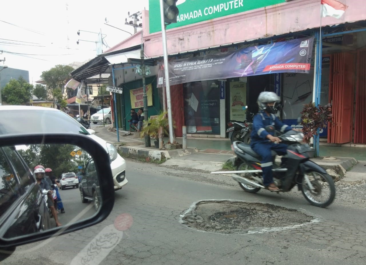 Awas, Ada Lubang di Bunderan Kijang