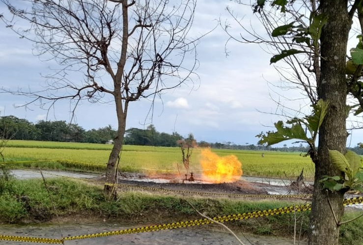 Geger! Semburan Api di Desa Pagedangan