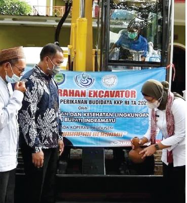 Bupati Nina Salurkan Excavator dari KKP