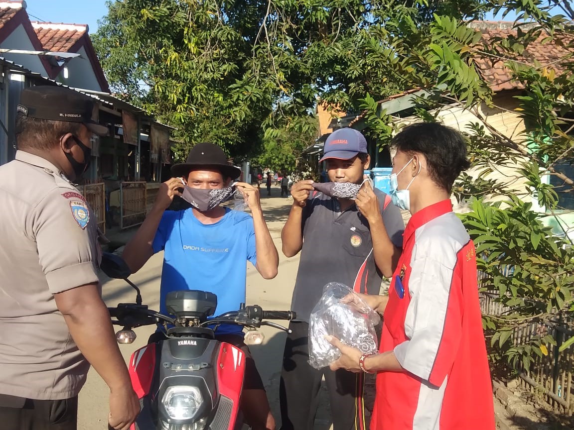 Peringati May Day, Buruh Berbagi Masker Gratis