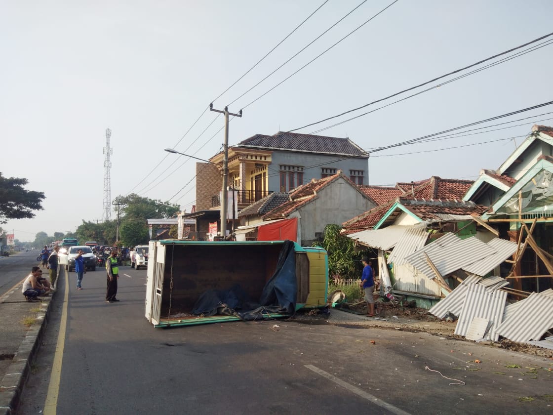 Hindari Motor, Banting Stir, Truk Sayuran Terguling di Karangampel