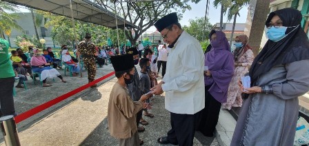 Peduli Warga Sekitar, “Dewa” Santuni Anak-anak Yatim dan Jompo