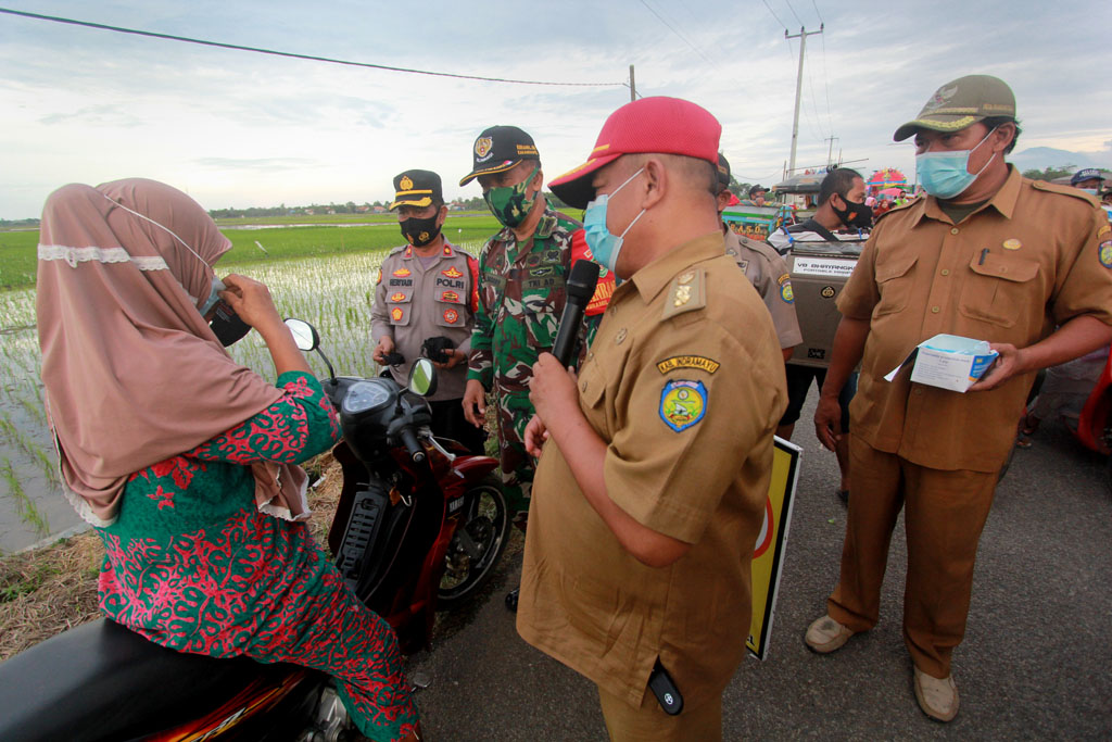 Sisir Pasaran di Desa-desa, Forkopimcam Bagikan Masker dan Beri Pengarahan