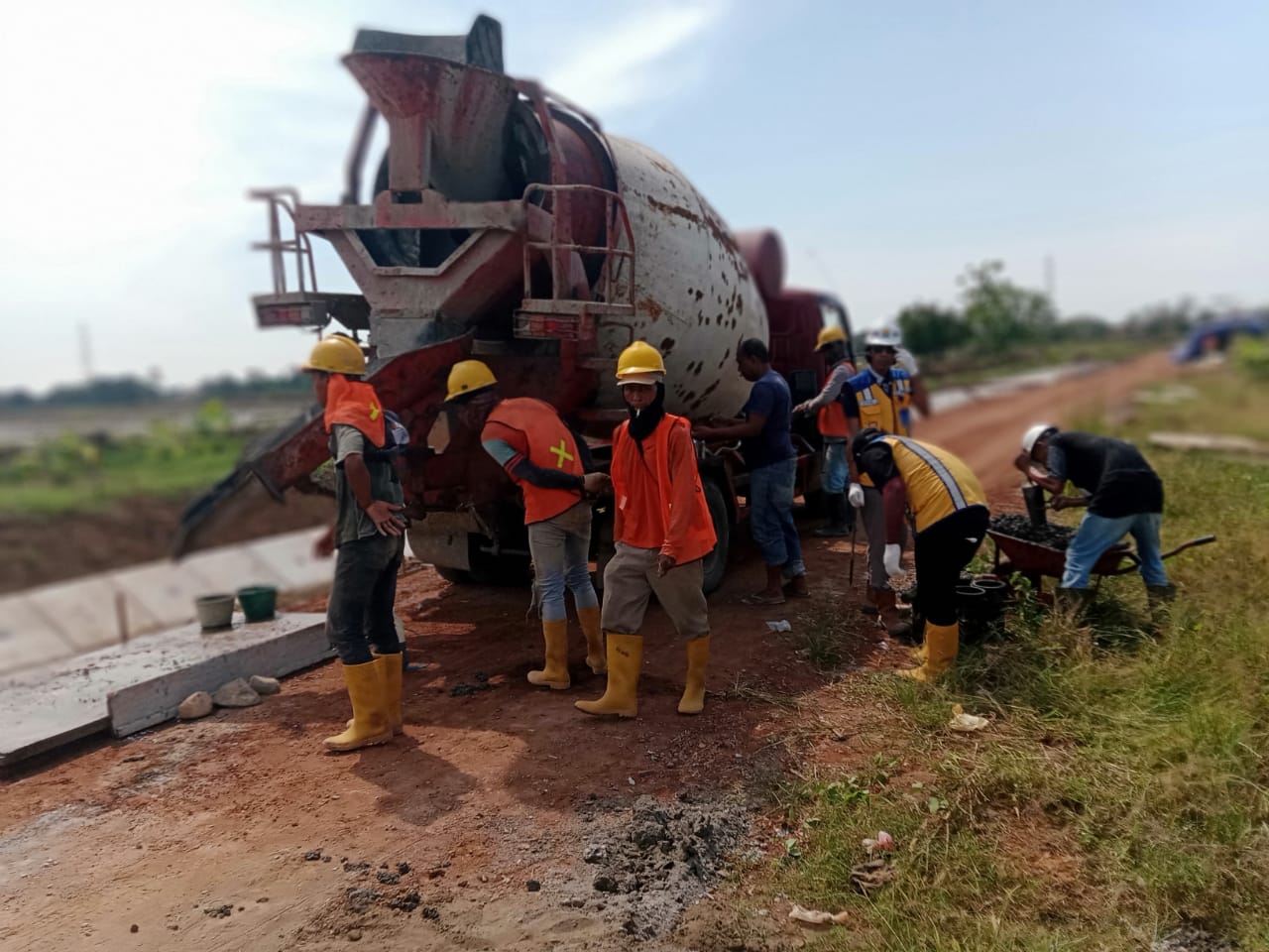 PT. Brantas Abipraya Perbaiki Tanggul Sungai Cimanuk Sebagai Tanggap Darurat