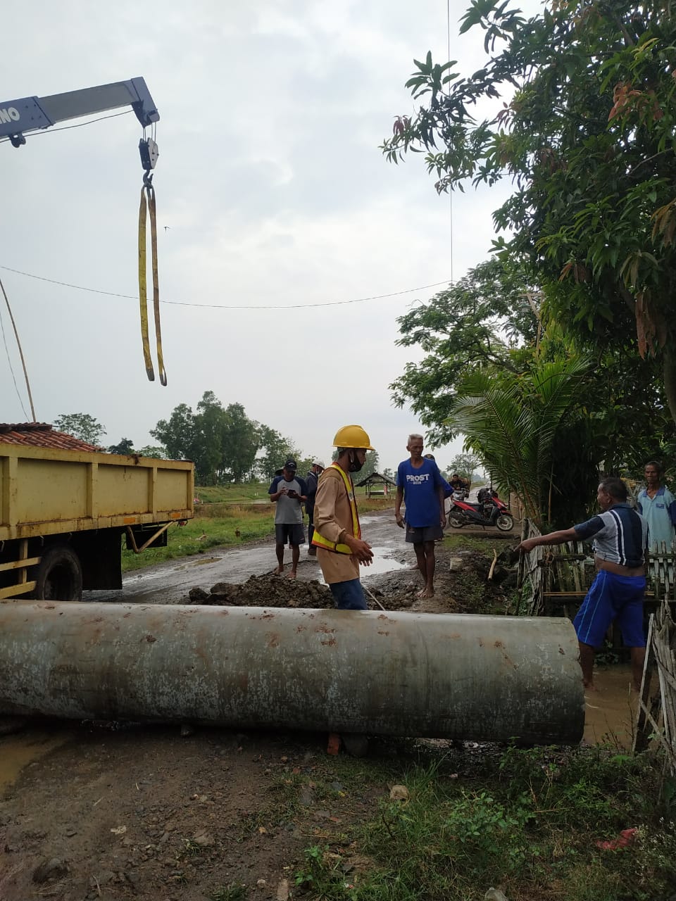 Petani Sambut Baik PT. Waskita Karya Bangun Saluran Irigasi, Meski Hujan Pekerja JalanTerus