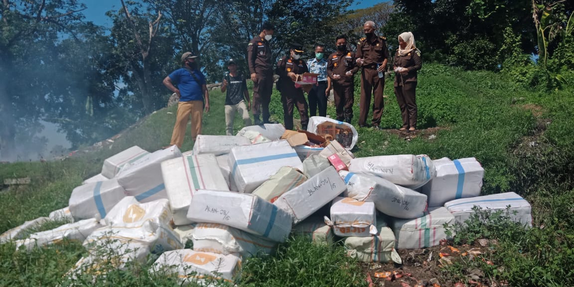 Kejari Musnahkan Barang Bukti Bahan Peledak Jenis Petasan Jutaan Butir