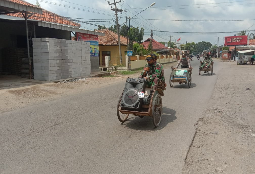 TNI-Polri Konvoi Pakai Becak, Wawar Keliling Kampung