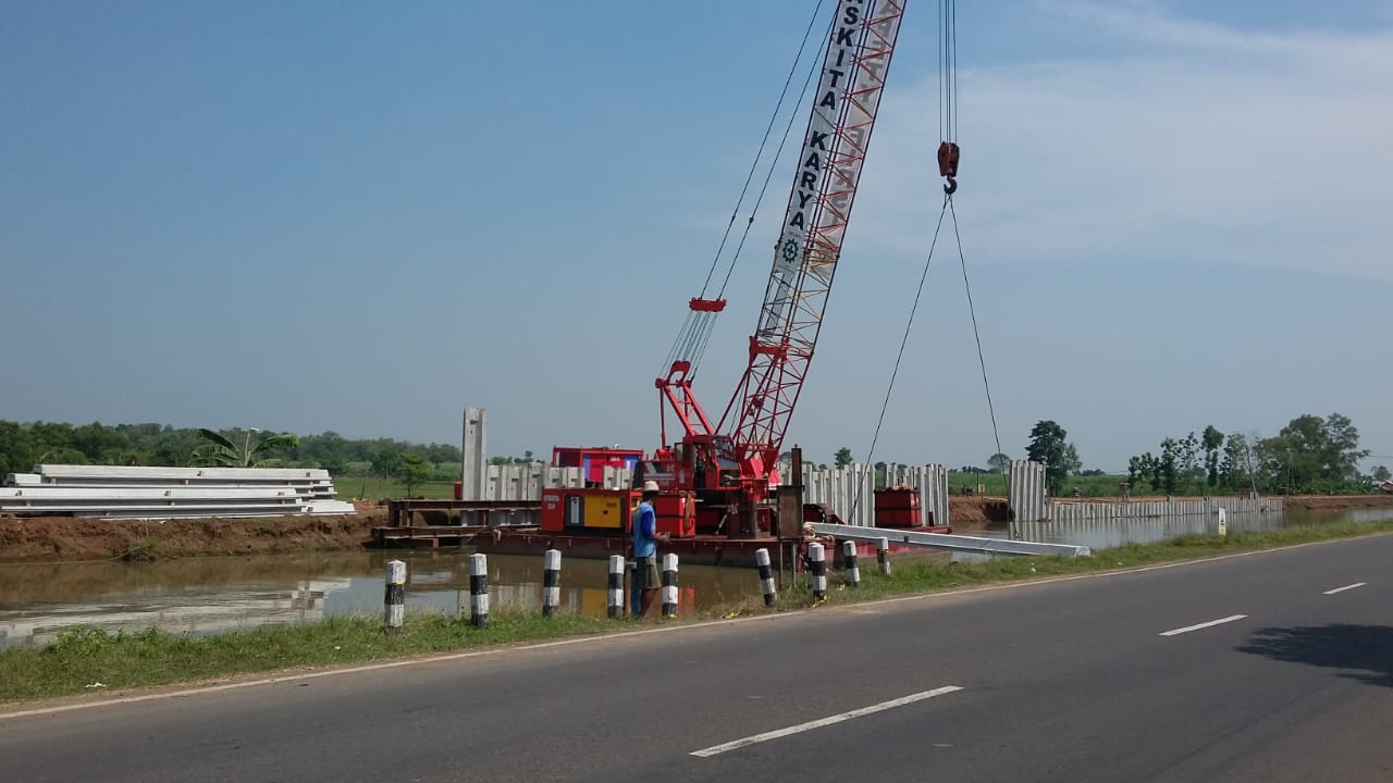 PT. Waskita Karya (Persero) Lakukan Pemadatan Tanah di Lingkungan Proyek