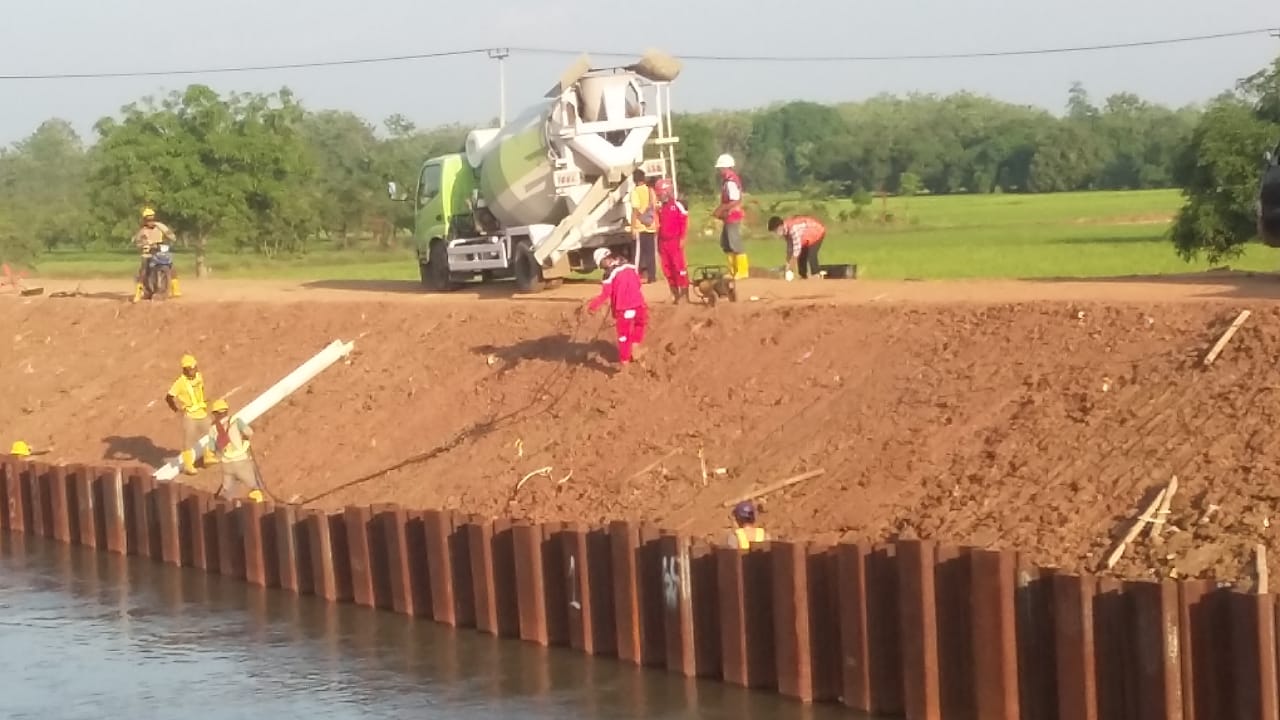 Warga Sambut Baik PT. Waskita Karya dalam Membangun Proyek Saluran Irigasi