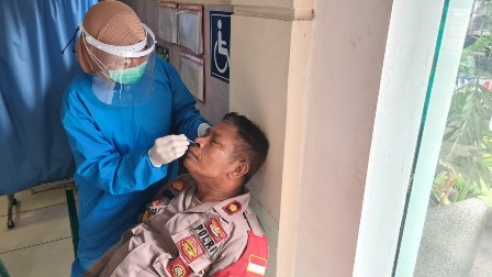 Mobilitas Tinggi, Rutin Jalani Tes Usap Masal