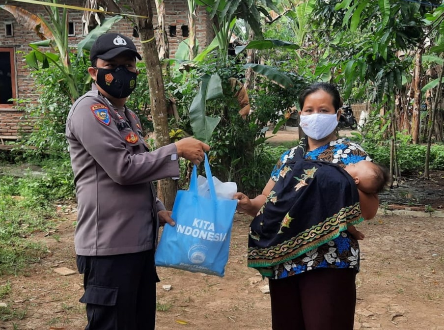 Polisi Bagikan 2.500 Paket Sembako ke Warga