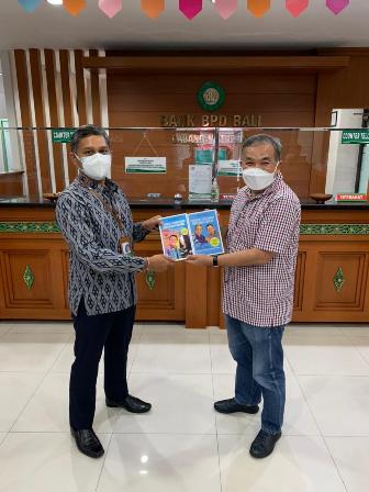 Nasabah Bank BPD Bali Senang Mendapat Buku “Super Best Seller” Trilogi The Power of Silaturahim