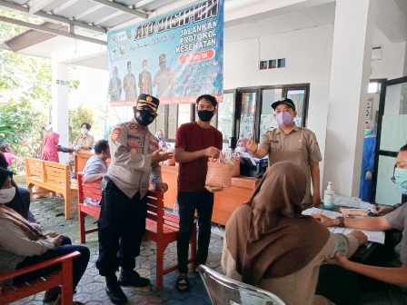 Warga Yang Divaksin Dapat Door Prize Ayam Dan Pulsa