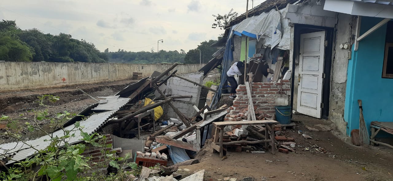 Akhirnya, Dua Rumah Ambruk, Efek dari Tanggul Ambles