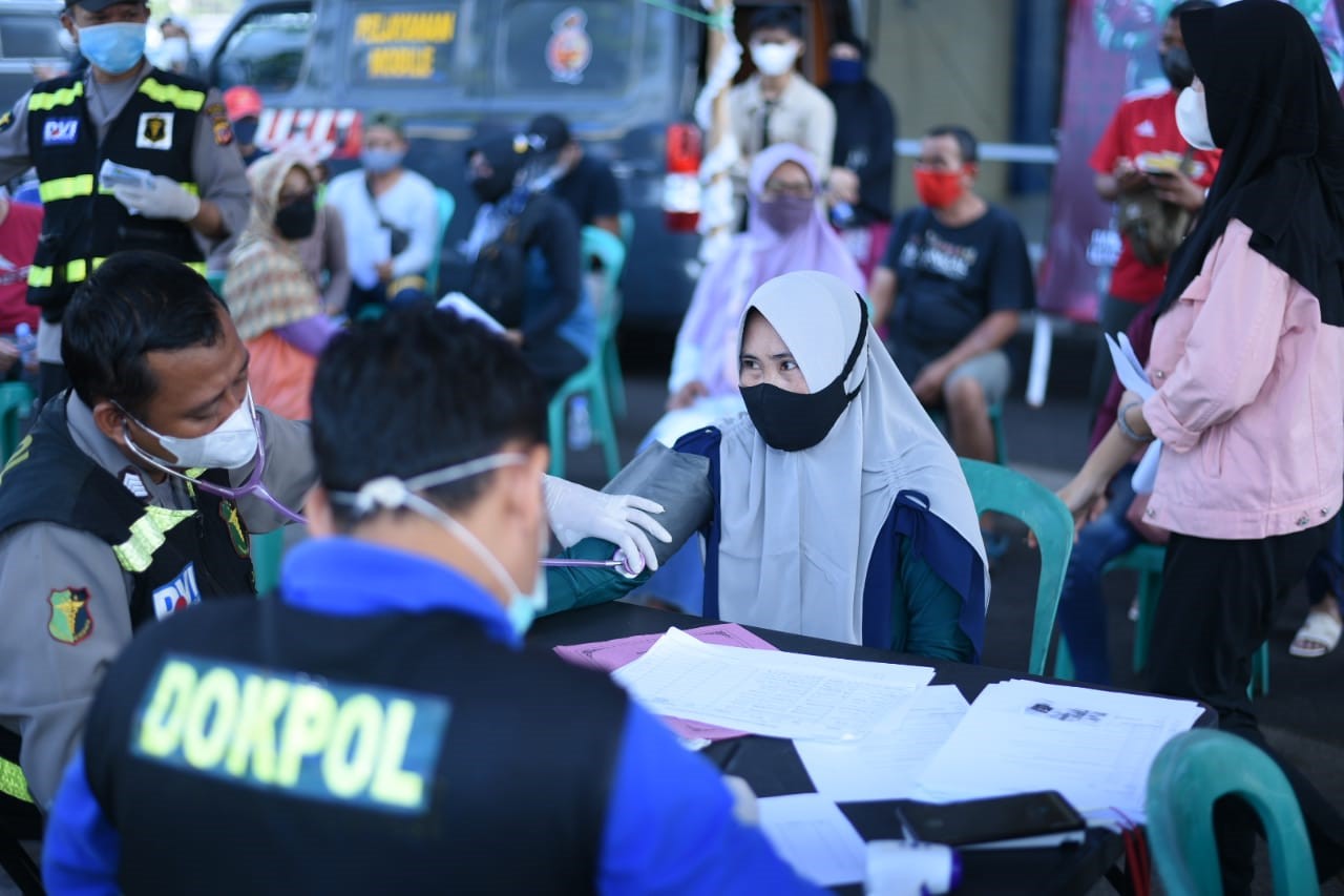 Gerai Vaksinasi Polri Diserbu Warga