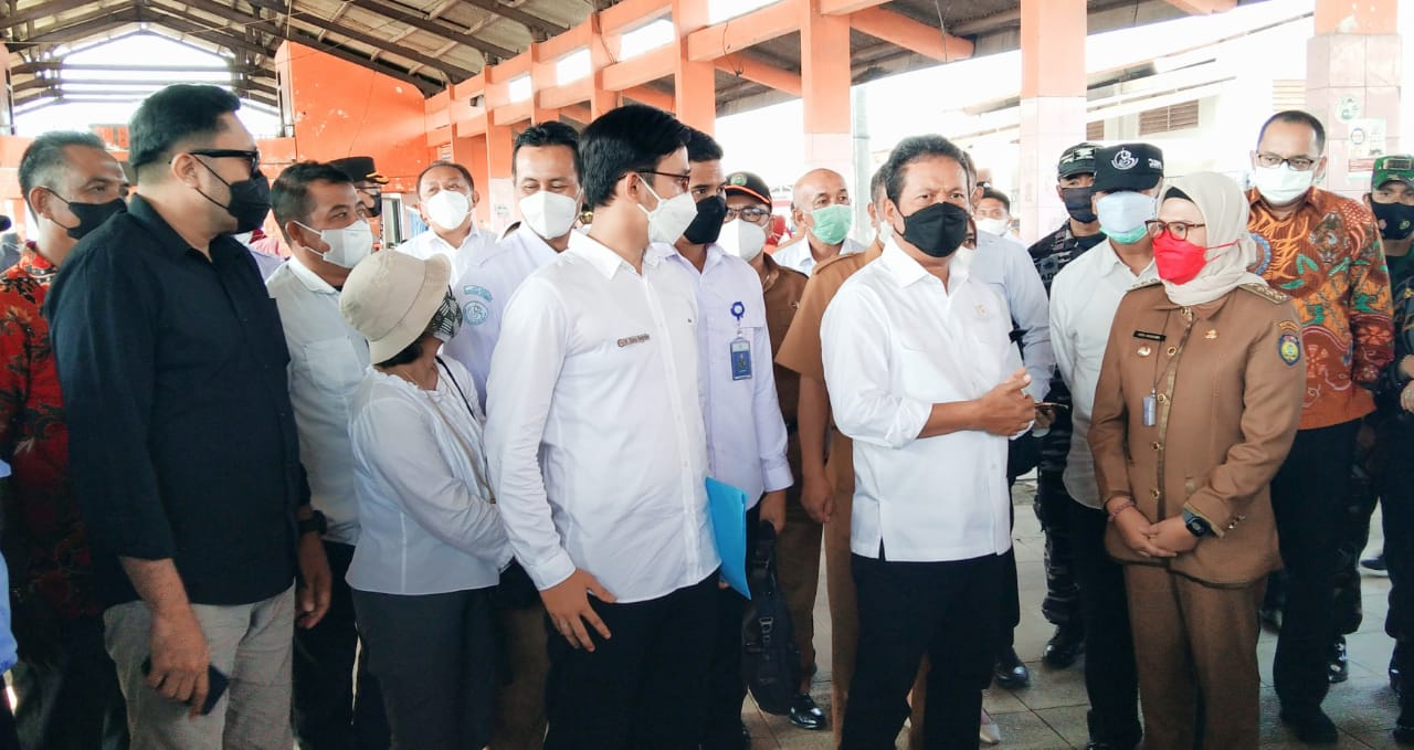 Menteri Trenggono Pantau Vaksinasi Nelayan Indramayu