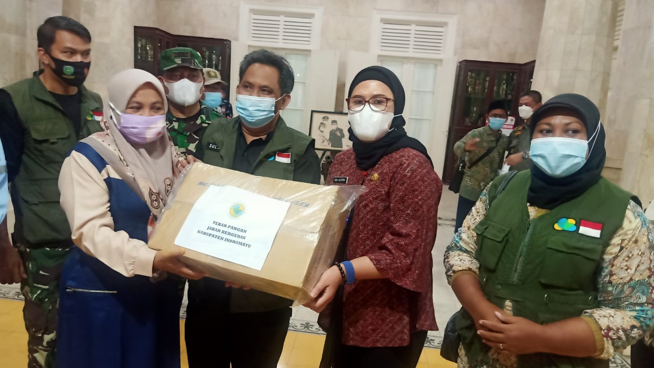 Jabar Bergerak Bantu 400 Kilo Gram Ikan Olahan ke Masyarakat Terdampak Covid_19
