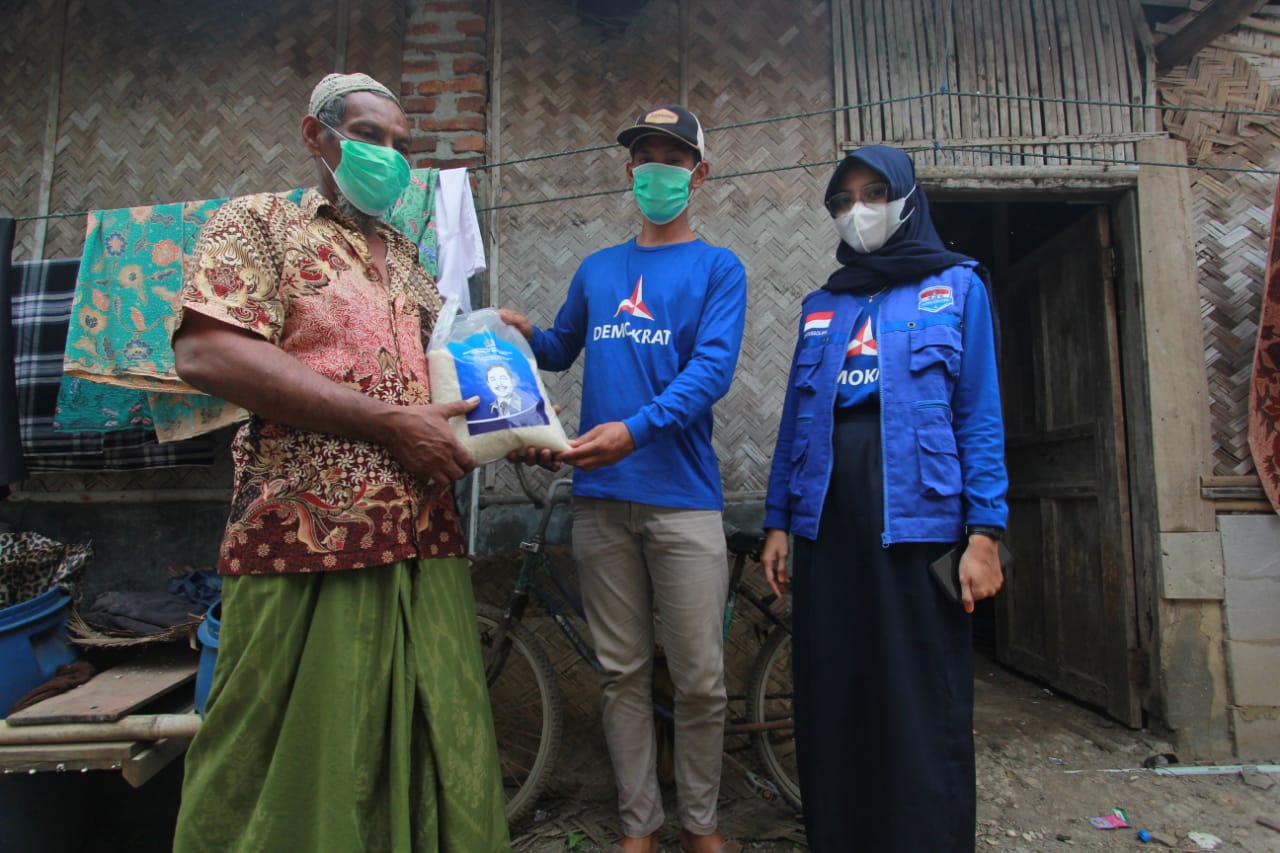 Kader Demokrat Bagikan Beras dan Masker