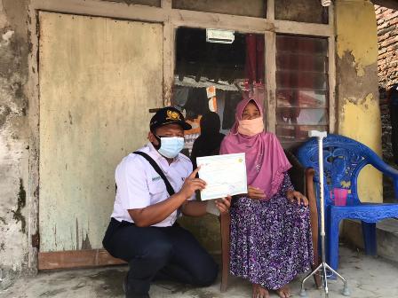 PT KAI Daop 3 Cirebon Bantu Pasang Aliran Listrik Bagi Warga Sekitar