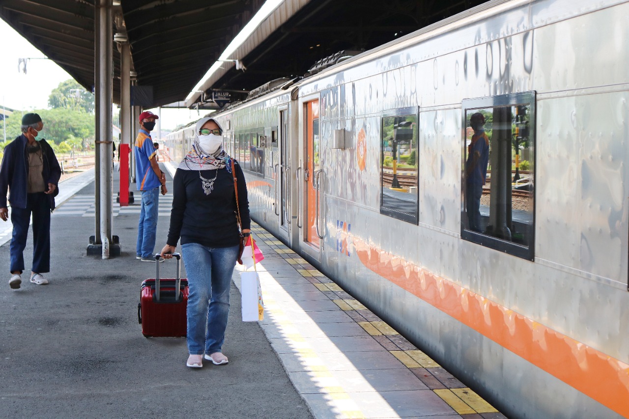 Di Tengah Pandemi, Kereta Api Tetap Setia Melayani