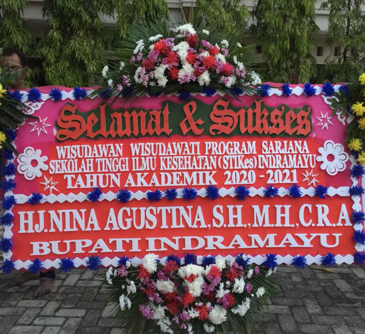 Bupati Hj Nina Kirim Bunga Papan Ucapan Selamat kepada Wisudawan STIKes Indramayu