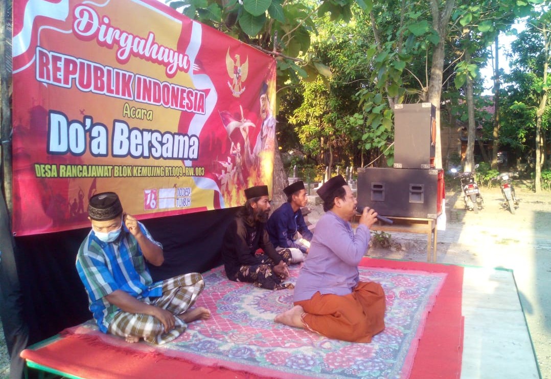 Warga Kemujing Doa Bersama