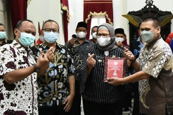 Bupati Nina Beri Bantuan untuk Nakes