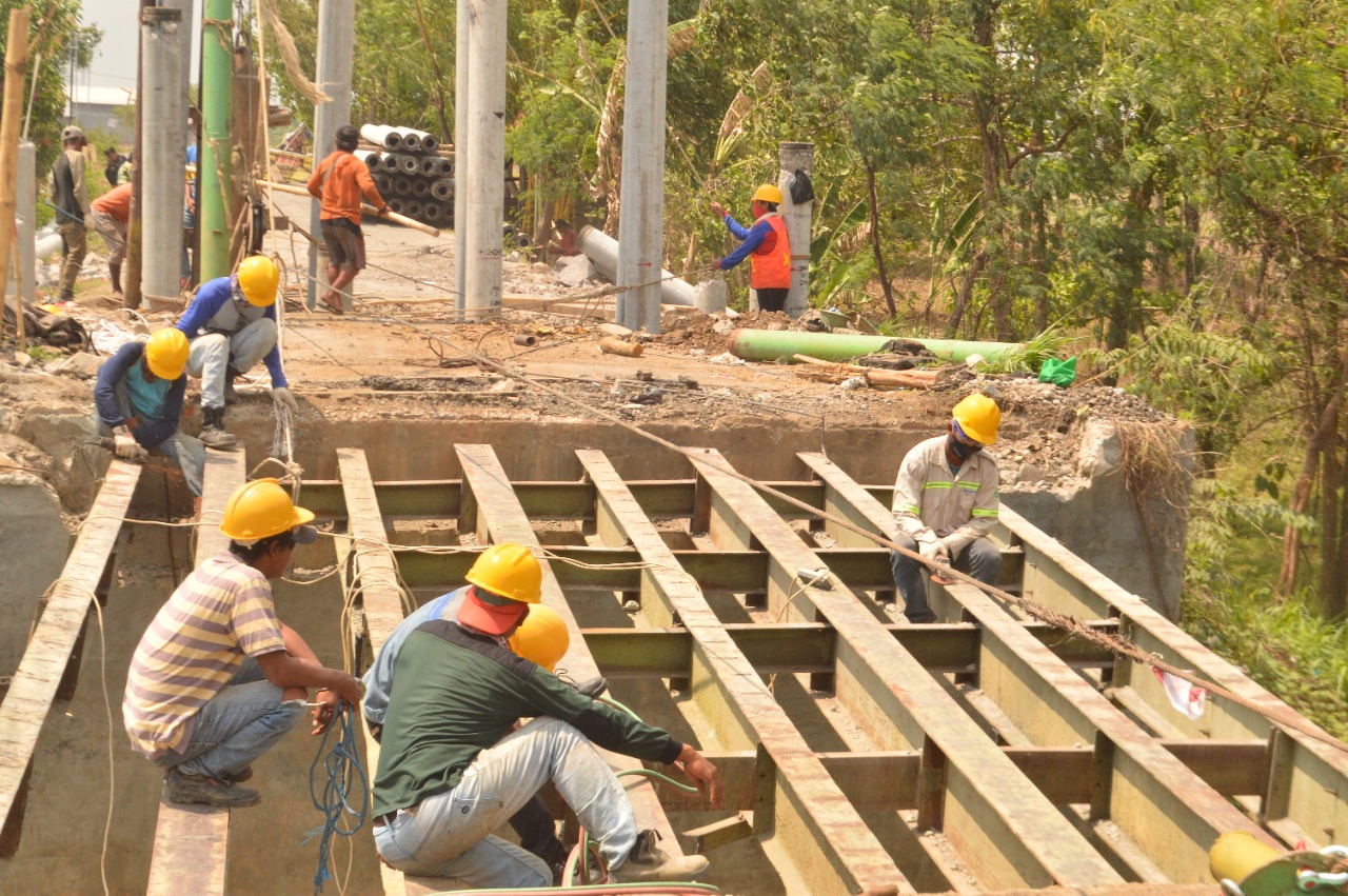 Diterjang Banjir, Jembatan Harko Mulai Diperbaiki