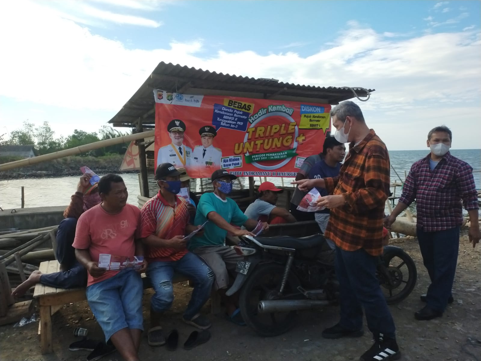 Sebarkan Relaksasi Bayar PKB, Sosialisasi Program Triple Sambangi Langsung Nelayan