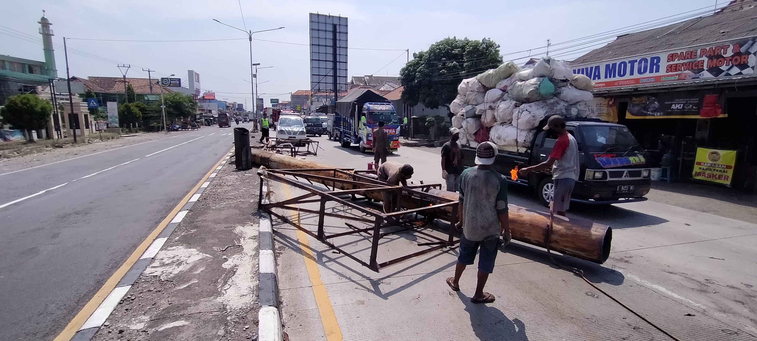 Tiang Reklame Bodong Dibongkar