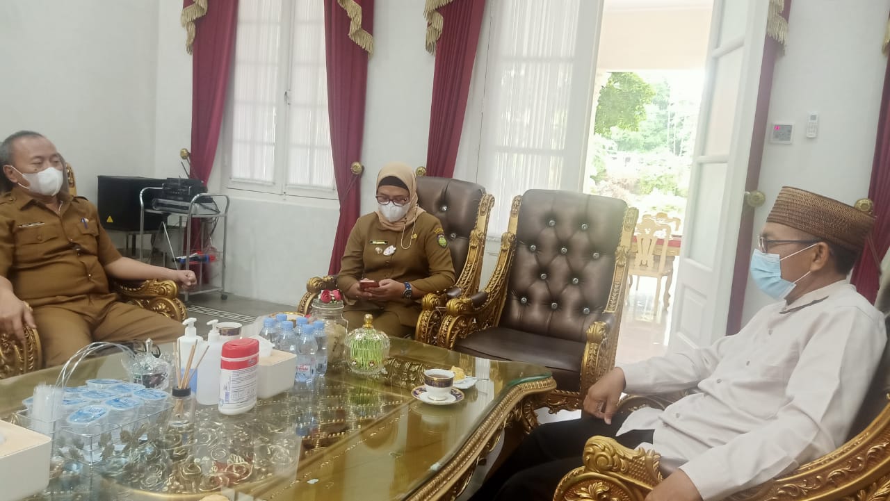 KH Juhadi Siap Dukung Bupati Nina Sukseskan Vaksinasi di Pondok Pesantren
