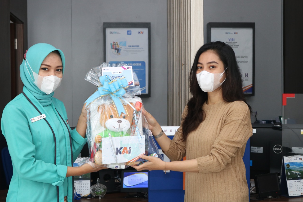 Gratiskan Jasa Porter Hingga Beri Bingkisan bagi Pelanggan