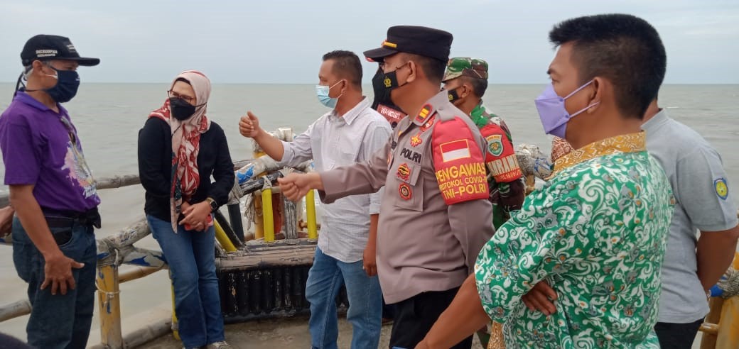Pedagang dan Pengelola Wajib Divaksin, Bupati Nina Tinjau Objek Wisata Pantai Tirtamaya