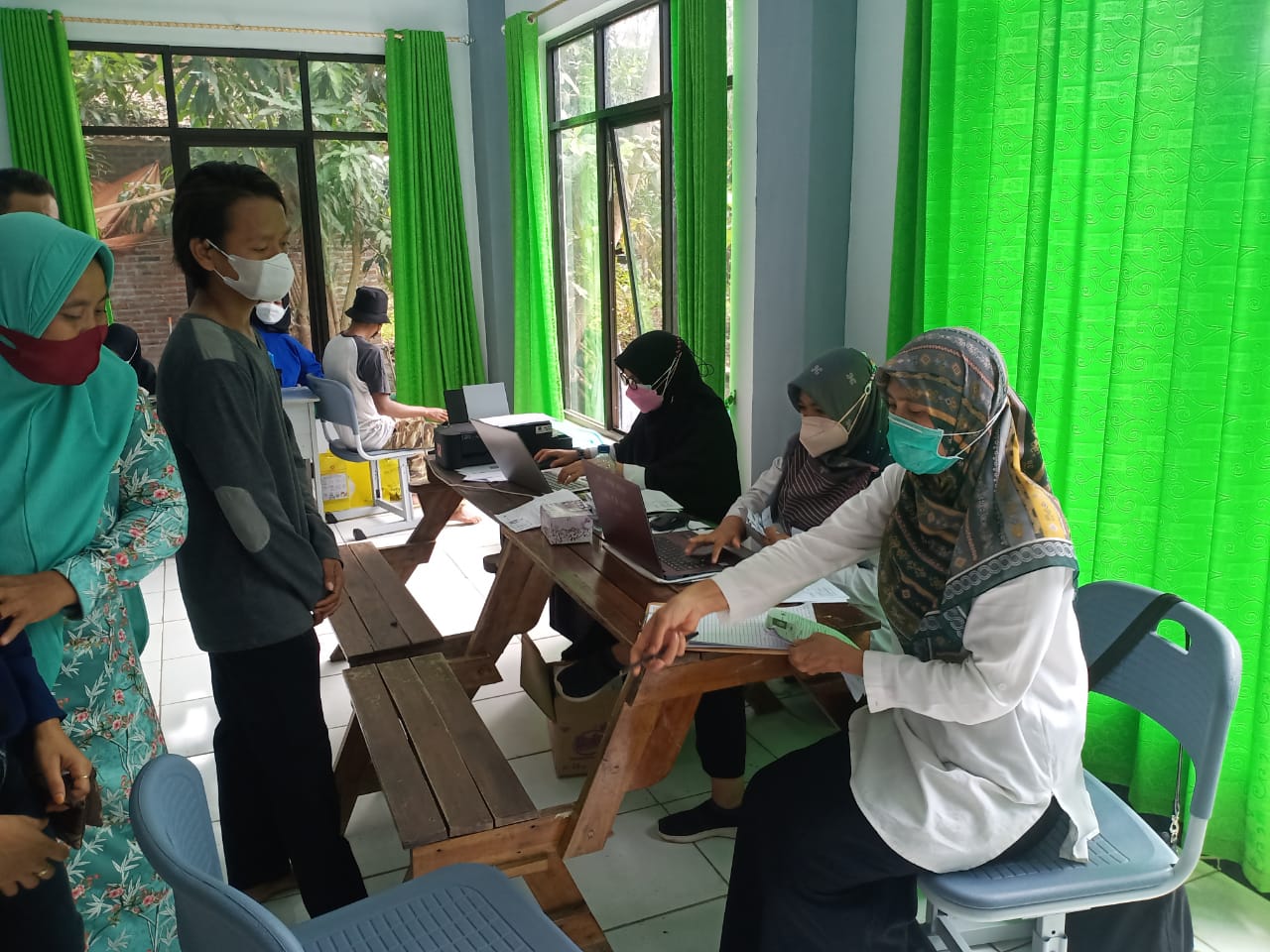 Ratusan Warga Antusias Divaksin
