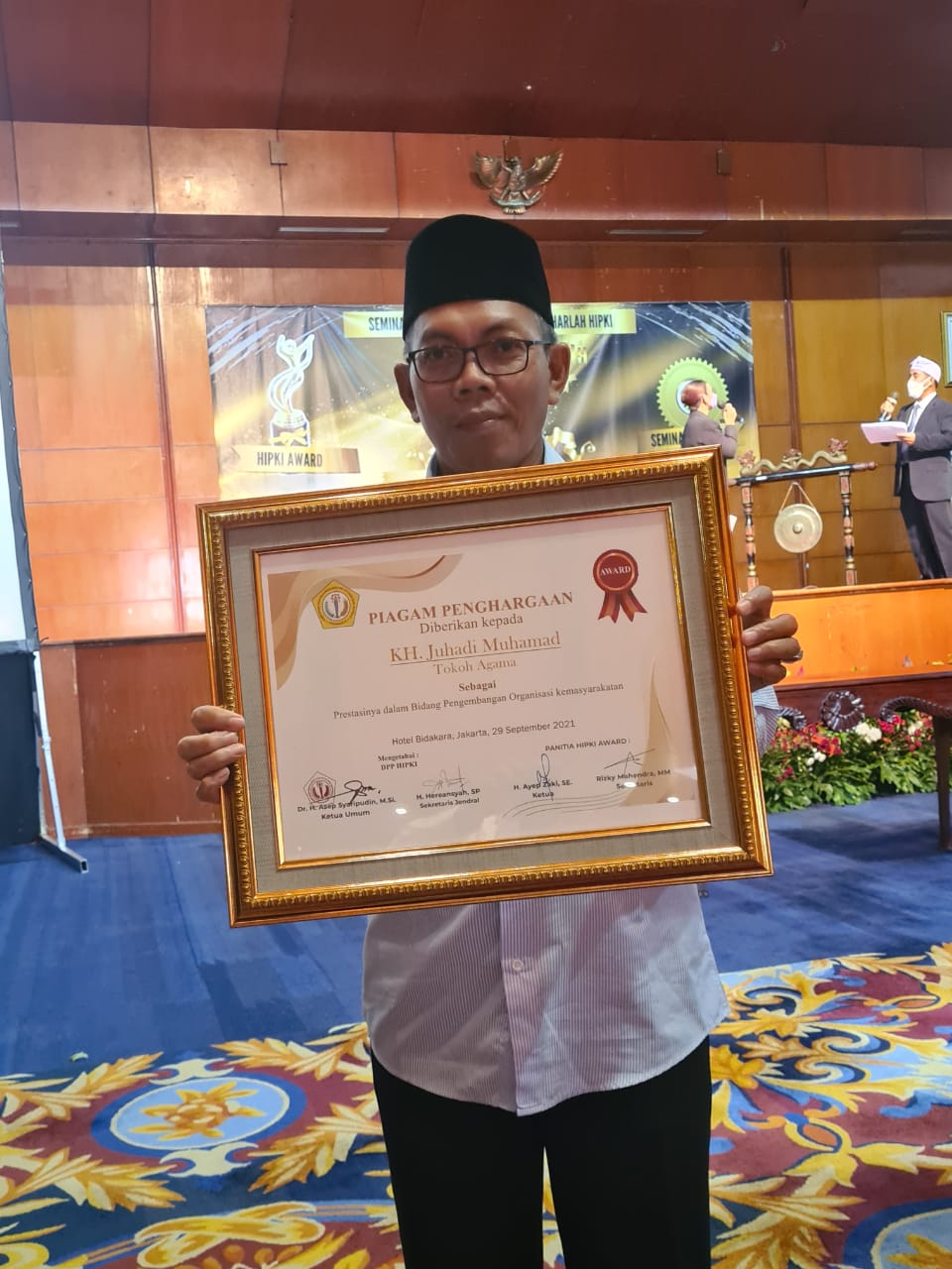 KH Juhadi Dianugerahi Tokoh Agama Pengembang Ormas