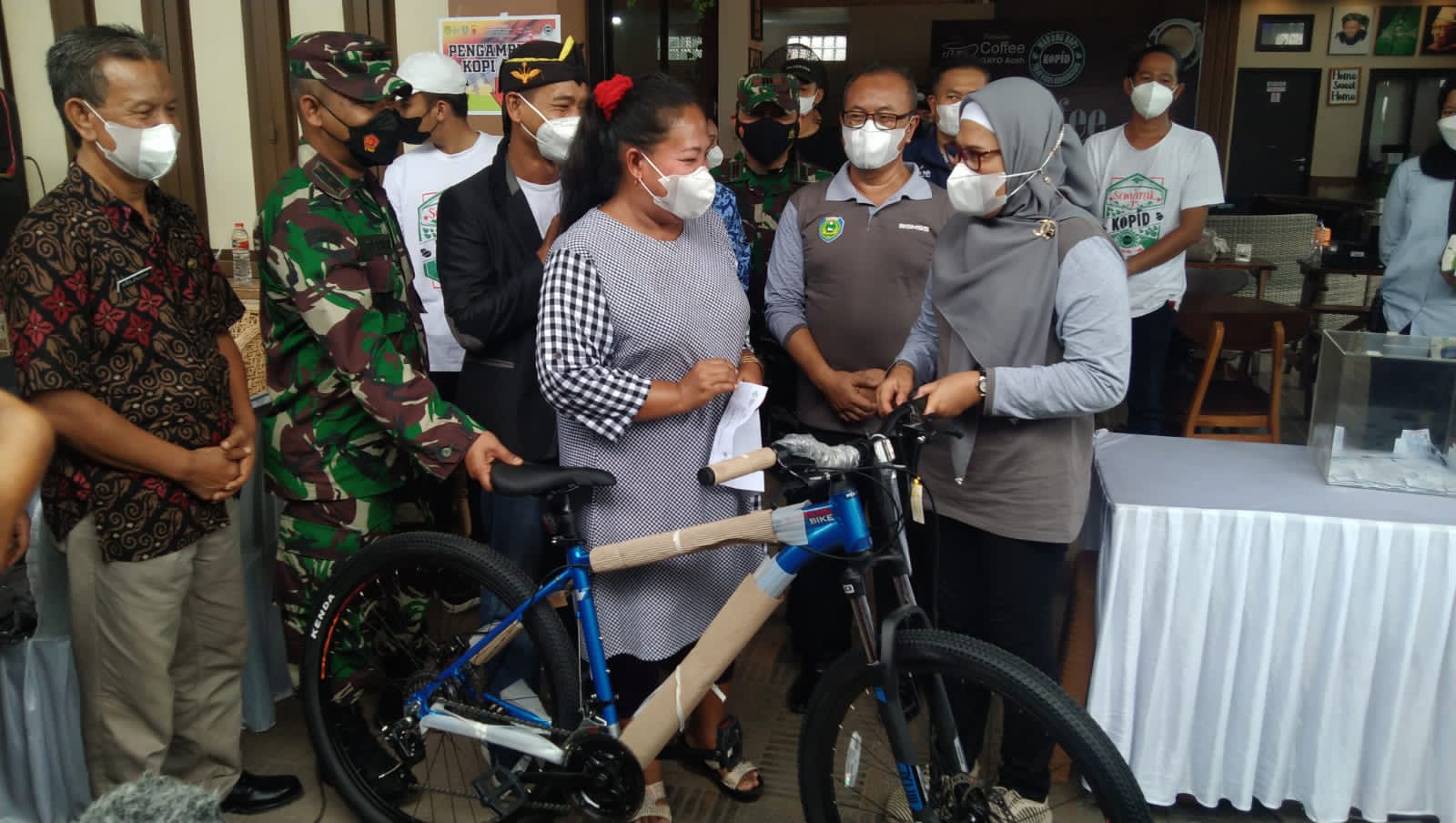 Bupati Nina, Beri Sepeda Untuk Warga Yang Divaksin, Berharap Desember Bisa Mencapai 100 Persen