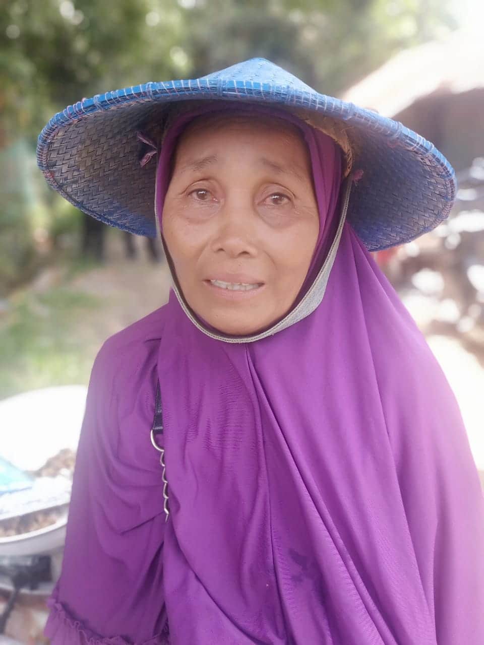 Air Mata Pedagang Krawu Terus Bercucuran, Senang Jualannya Dibeli Bupati